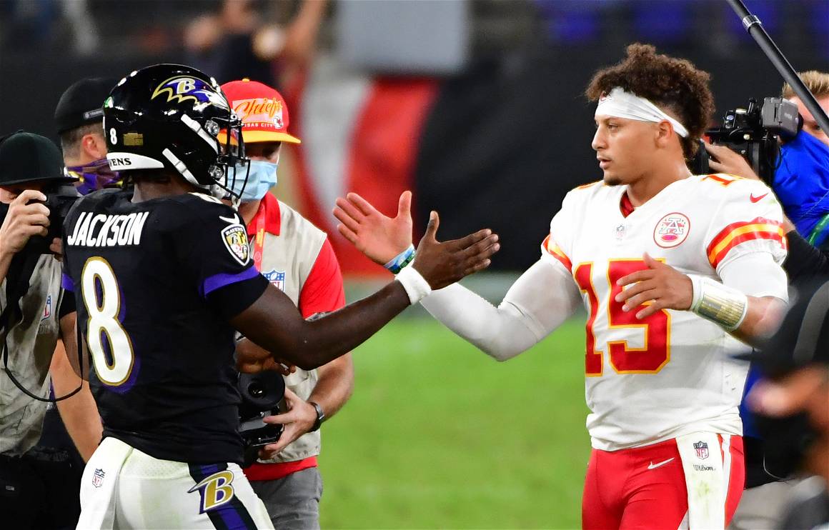 IMAGO / UPI Photo / David Tulis | Kansas City Chiefs quarterback Patrick Mahomes (15) greets Baltimore Ravens quarterback Lamar Jackson (8) after defeating the Ravens. September 28, 2020.