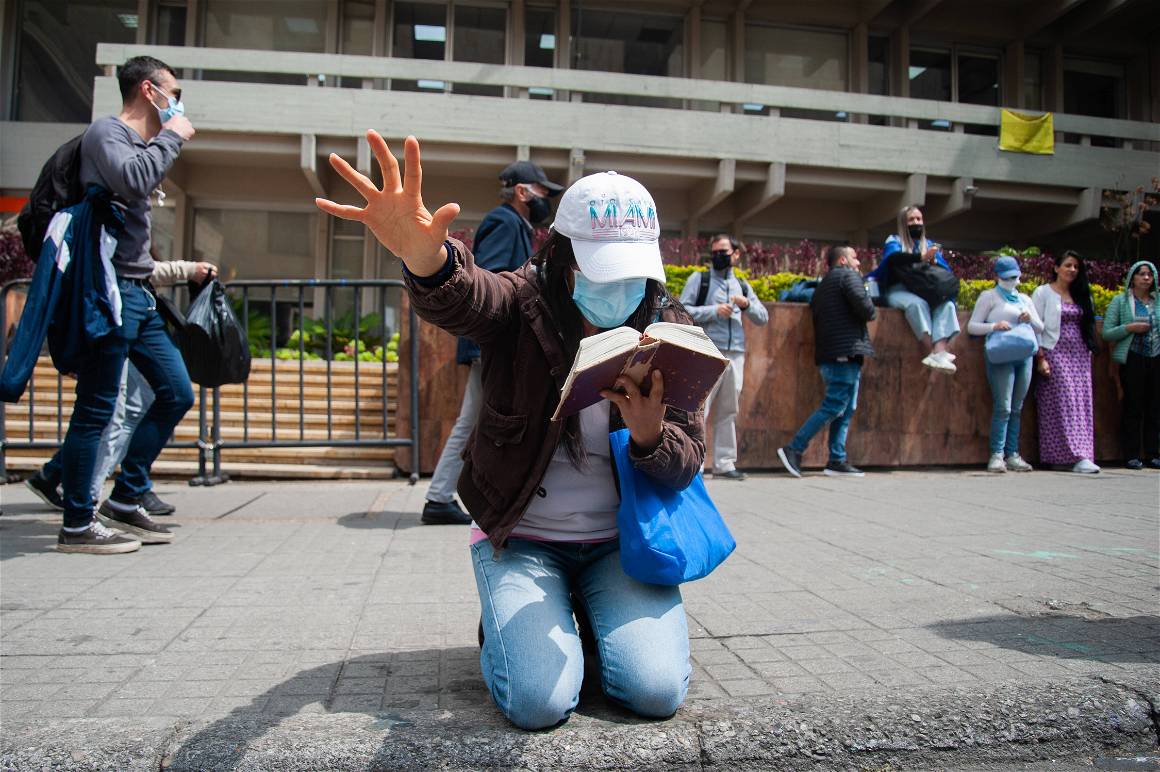 IMAGO / Zuma Wire / Chepa Beltran | Anti-Abortion protesters demonstrate outside the Justice Palace as the Constitutional Court debate on the decriminalization of abortion for up to the week 24 of gestation in Bogotá, Colombia. on February 03, 2022.