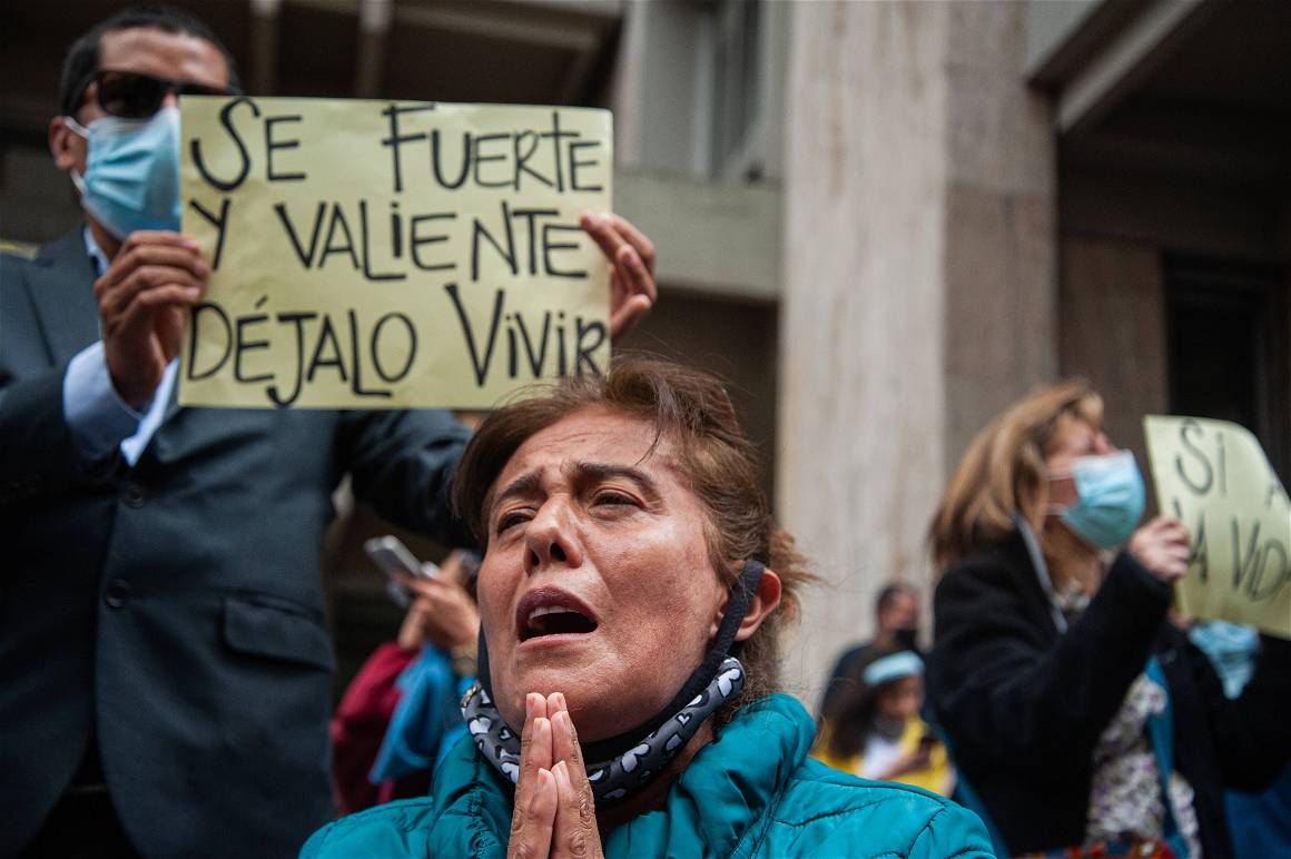 IMAGO / Zuma Wire / Chepa Beltran | Anti-Abortion protesters demonstrate outside the Justice Palace as the Constitutional Court in Bogotá, Colombia. on February 03, 2022.