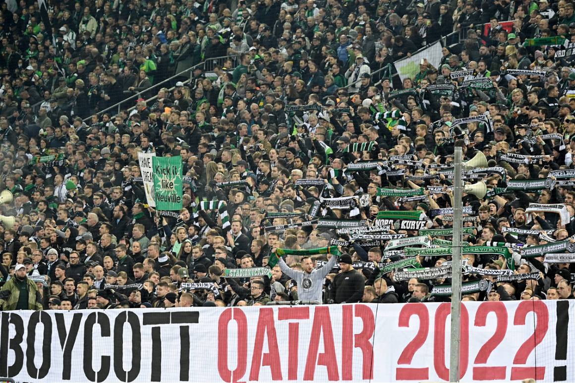 IMAGO / Ulrich Hufnagel | Boycott Qatar 2022 banner in the stands of a Bundesliga match in Mönchengladbach, October 27, 2021.
