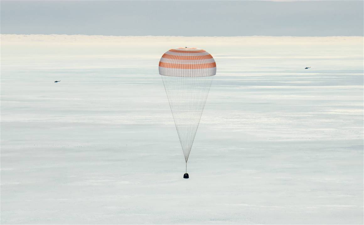 IMAGO / Zuma Wire / Bill Ingalls / NASA | The Russian Soyuz MS-13 spacecraft descends to land ISS Expedition 61 in Zhezkazgan, Kazakhstan. February 6, 2020.