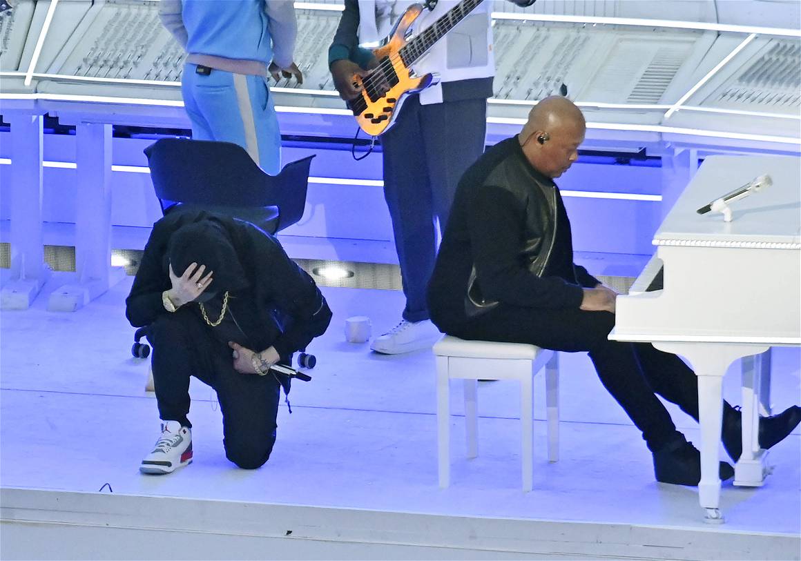 IMAGO / UPI Photo / Jim Ruymen | Eminem taking the knee during the Super Bowl LVI Halftime Show. February 13, 2022.