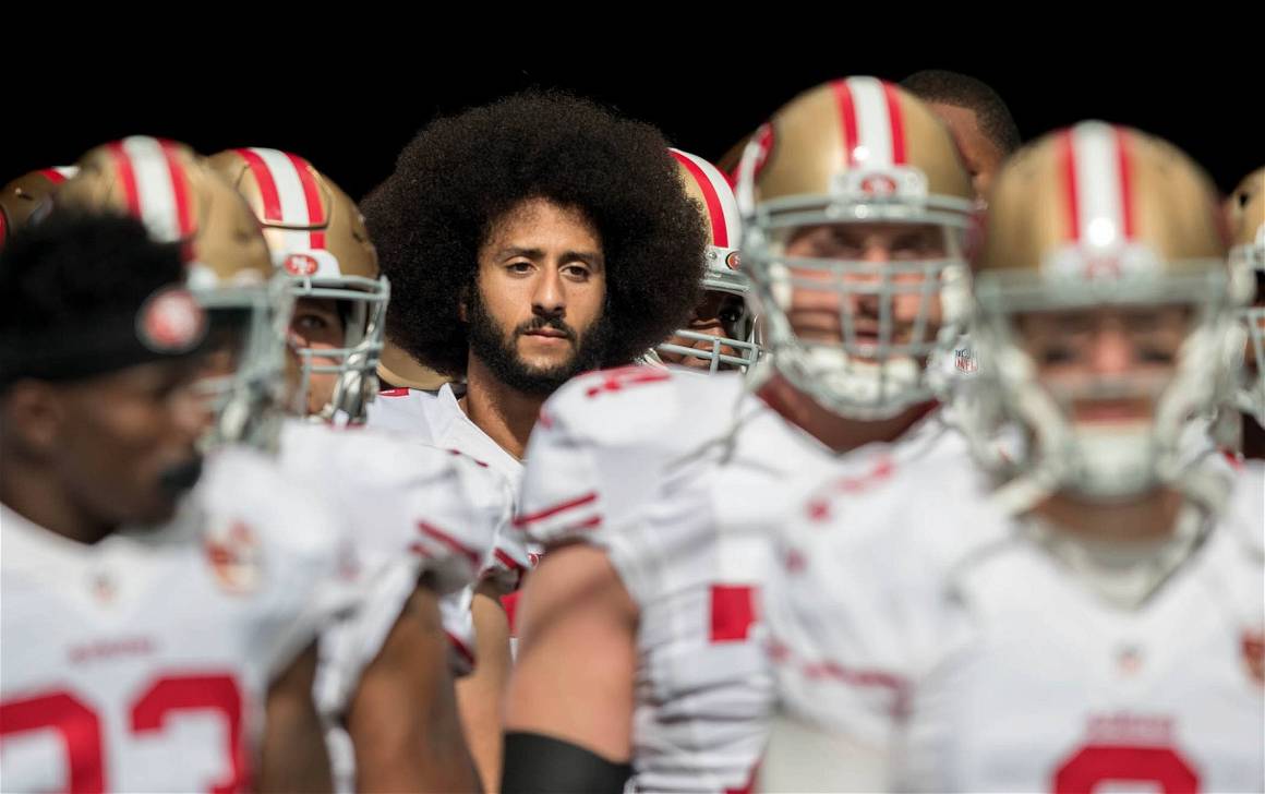 IMAGO / ZUMA Wire | San Francisco 49ers quarterback Colin Kaepernick waits to enter the field before a game against the Miami Dolphins. November 27, 2016.