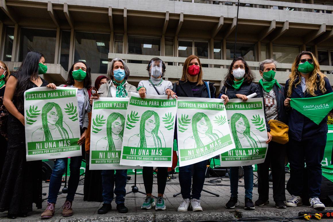 IMAGO / Zuma Wire / Ximena Rubio | Signs calling for justice for Lorena who died during an unsafe abortion during a protest for decrminilazing abortion. Bogotá, Colombia. January 20, 2022.