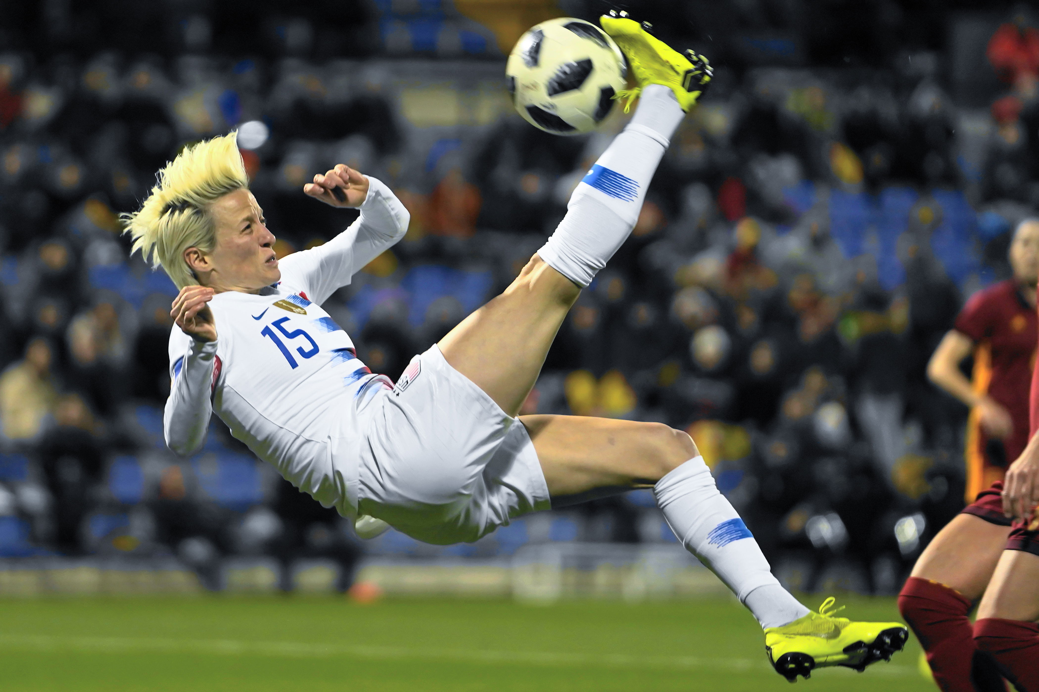 Megan Rapinoe bicycle kick