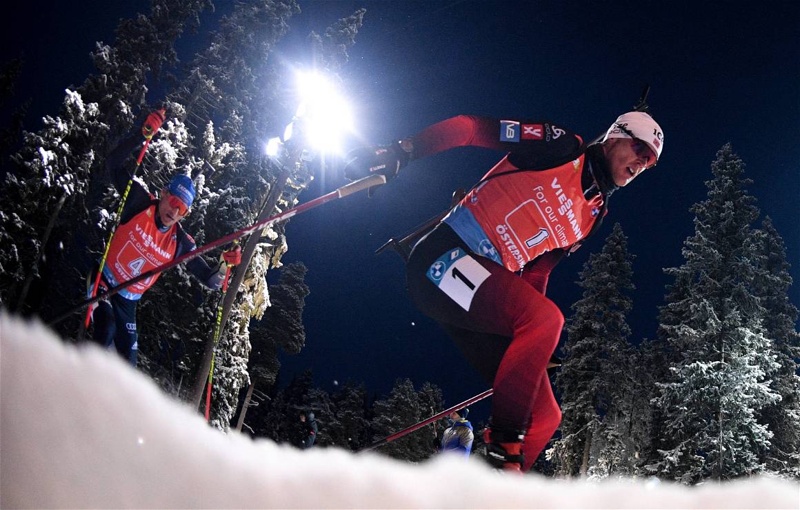 IMAGO / SNA | Sturla Holm Lægreid of Norway and Germany’s Erik Lesser compete during the men's 4x7,5 km relay at the Biathlon World Cup in Östersund, Sweden on December 4, 2021