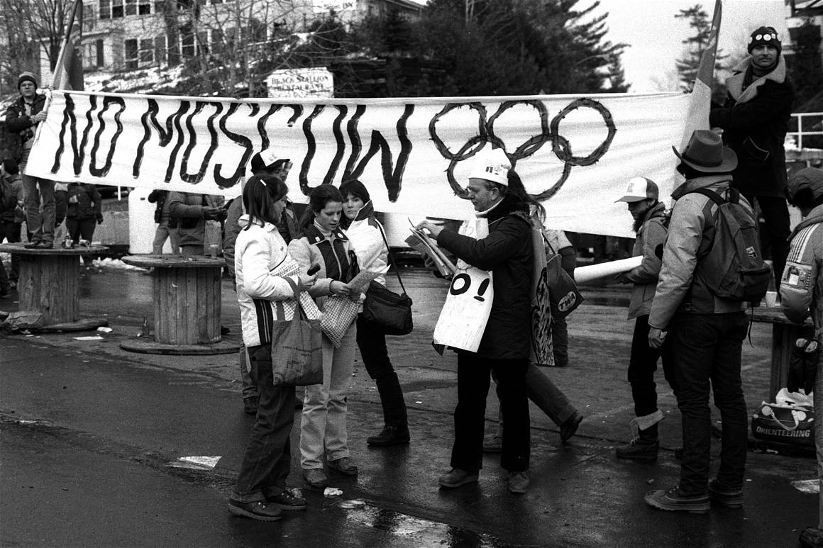 IMAGO / Werner Schulze | Demonstration in Lake Placid, New York, against the Moscow 1980 Olympics. Lake Placid became the host of the 1980 Winter Olympics.