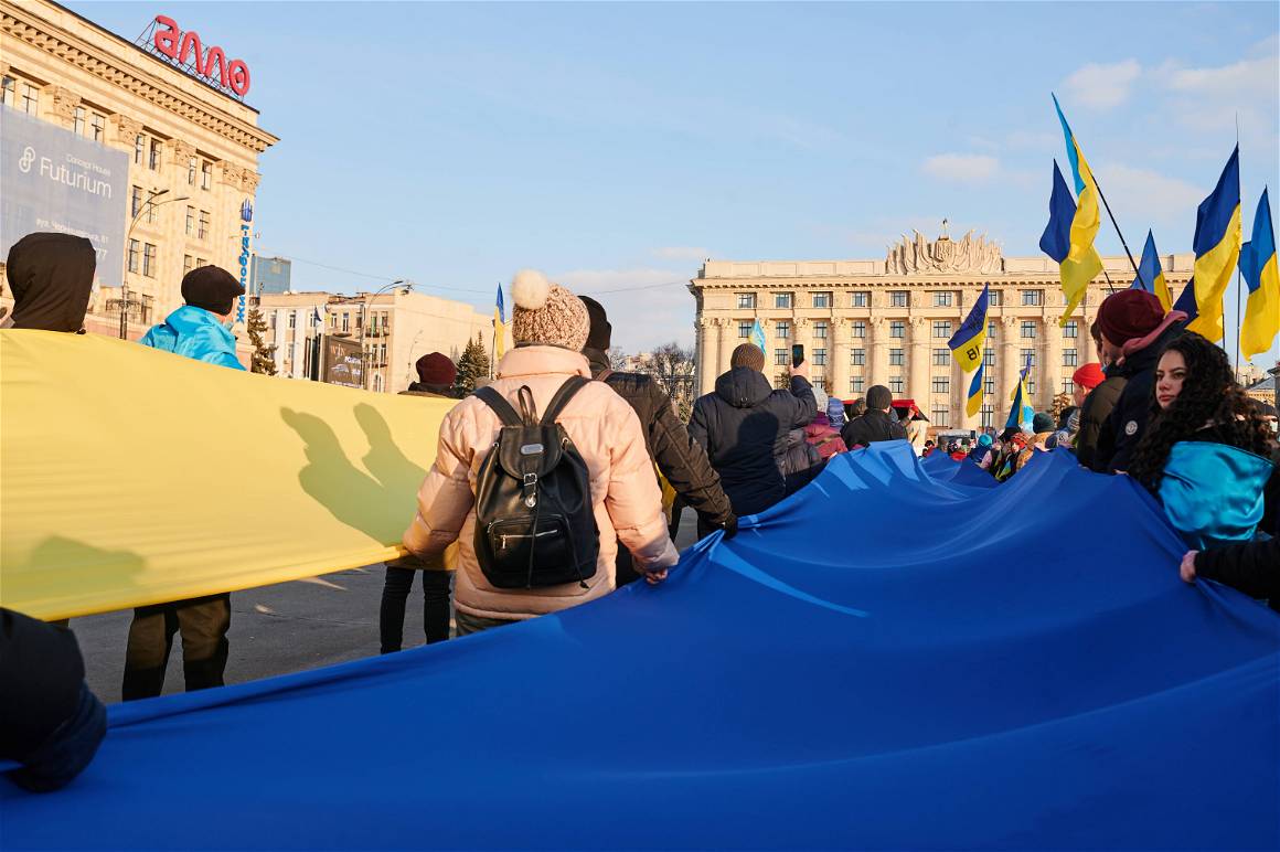IMAGO / Vitalii Kliuiev | Protestors hold the Ukrainian flag during the ‘No to War with Russia’ march for Ukraine in Kharkiv. 5 February, 2022.