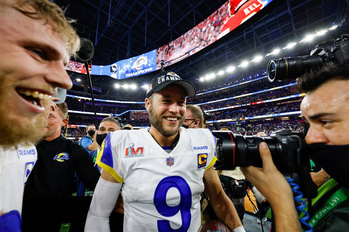IMAGO / UPI Photo / John Angelillo | Los Angeles Rams wide receiver Cooper Kupp celebrates with quarterback Matthew Stafford after the Rams defeated the Cincinnati Bengals 23-20 in Super Bowl LVI. February 13, 2022.