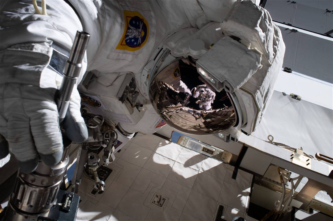IMAGO / Zuma Wire / NASA | The reflection in astronaut Jessica Meir’s spacesuit helmet is fellow astronaut Christina Koch photographing her crewmate during a spacewalk. January 20, 2020.