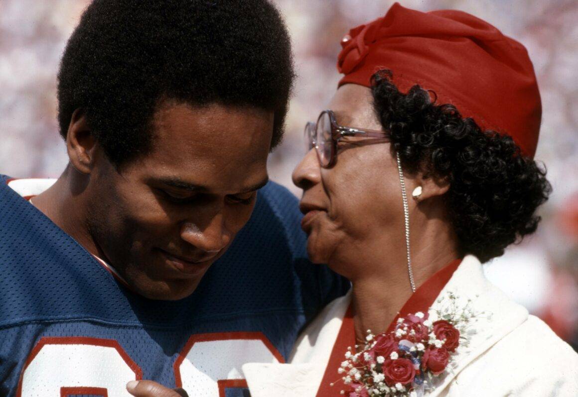 IMAGO / Icon Sportswire | O.J. Simpson at the end of his career, shares a moment with his mother, Eunice, on September 1, 1980.