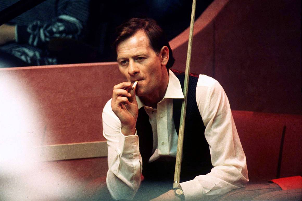 IMAGO / Colorsport | Alex Higgins (Northern Ireland) smokes a cigarette at the Snooker World Championships 1987.