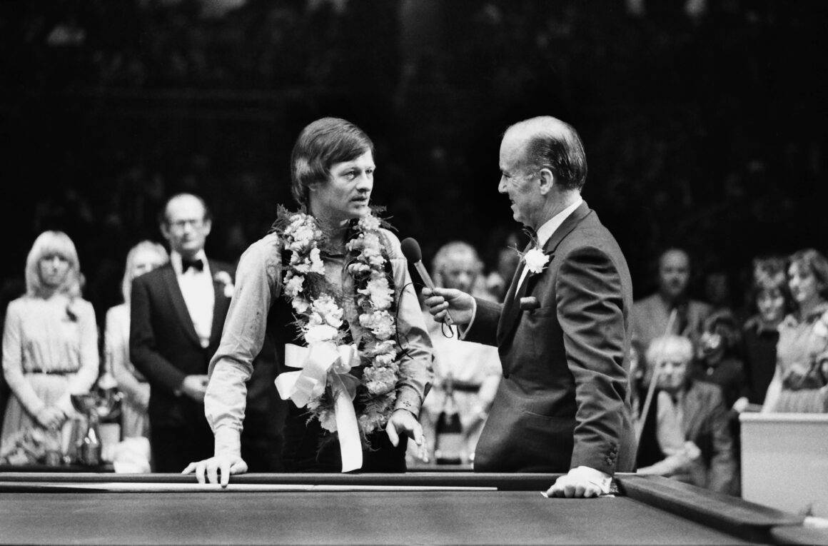 IMAGO / Colorsport | Alex Higgins (Northern Ireland) talks with TV Presenter Peter West. Benson & Hedges Championship snooker 1981.