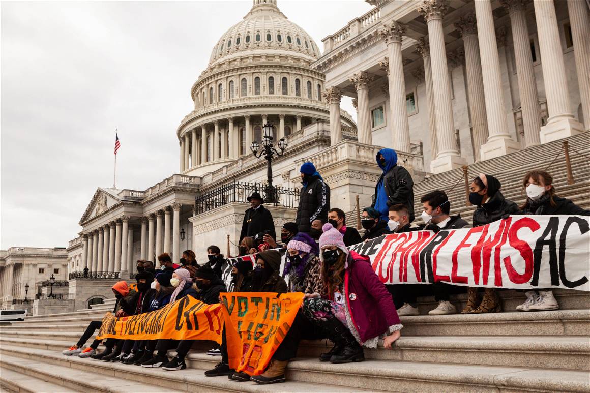 IMAGO / NurPhoto / Allison Bailey | Protesters including students and faith leaders in front of the Senate building. January 18, 2022.