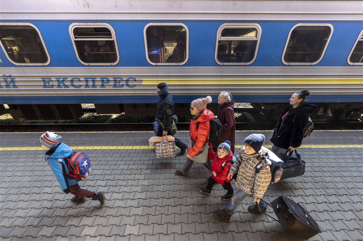 IMAGO / Reichwein. 20 March, 2022, Przemysl, Poland. on Sunday, A train with 18 wagons from Kiev arrives at the small station of Przemysl in Poland , on board an estimated 2,000 people fleeing war.