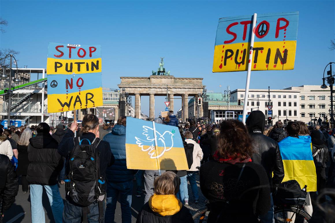 IMAGO / Olaf Schuelke. 20 March, 2022, Berlin, Germany. Europe Peace rally and benefit concert for Ukraine under the motto Sound of Peace at the Brandenburg Gate.