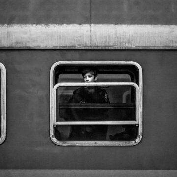 IMAGO / Willi Schewski | Ukrainian refugees fleeing the war seen through the windows of buses, cars and trains.