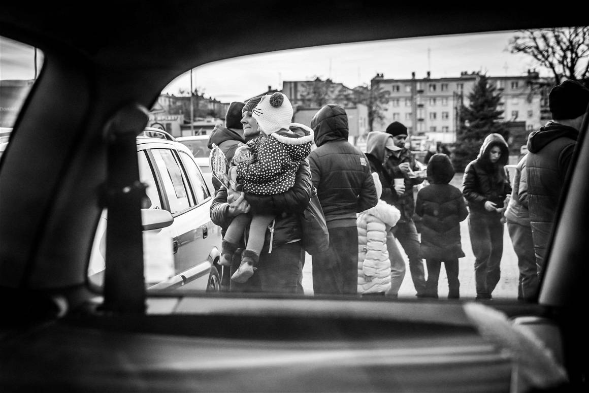 IMAGO / Willi Schewski | Ukrainian refugees fleeing the war seen through the windows of buses, cars and trains.