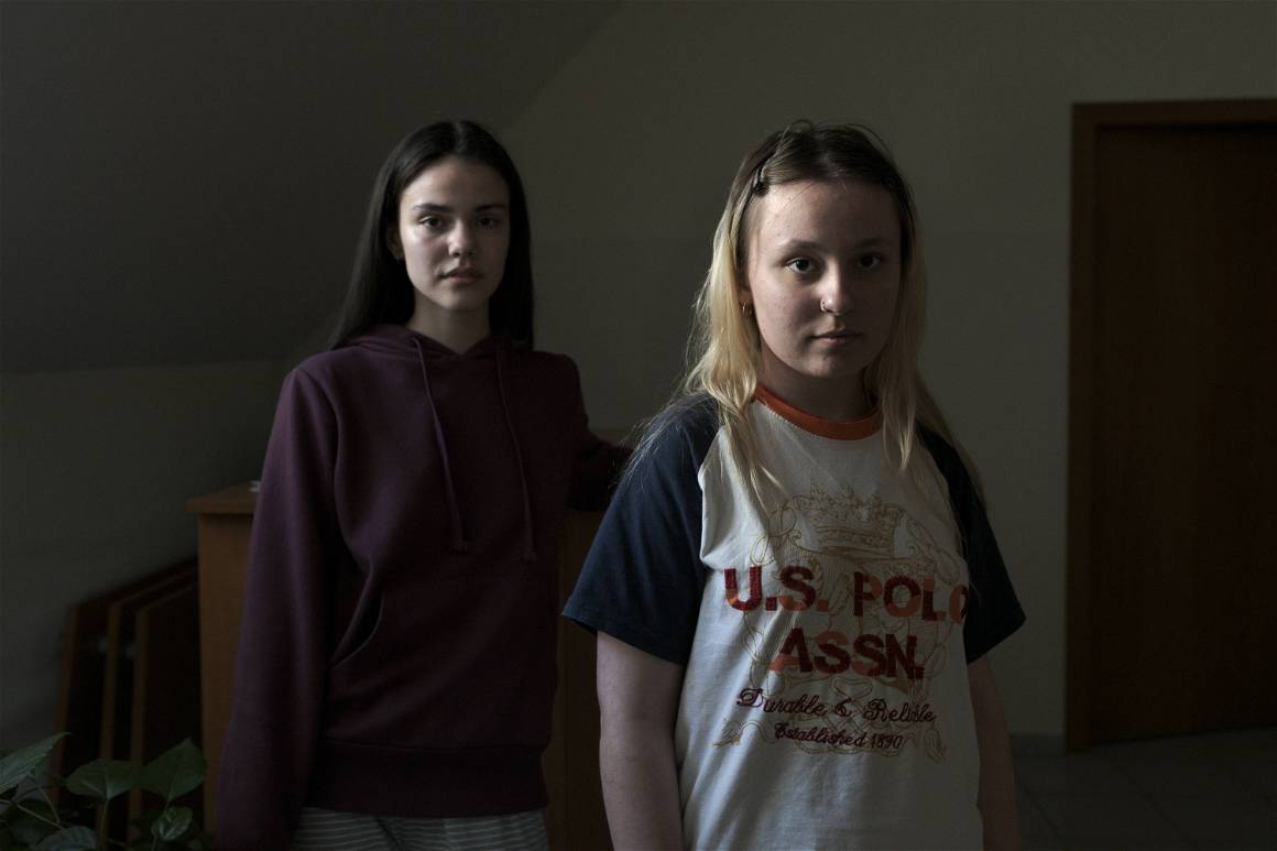 IMAGO / ZUMA Wire / Israel Fuguemann | Chisinau, Moldova. Maria and Lena are two young students from the city of Odessa, Ukraine who are refugees in a help center in Chisinau.