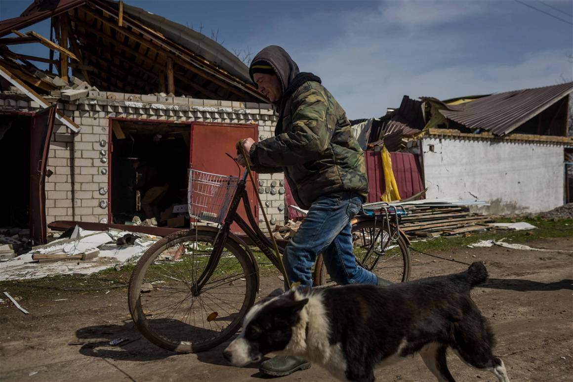 IMAGO / Agencia EFE / Miguel Gutierrez | An Ukrainian man and his dog walk by a house, damaged in a Russian missile attack against the city of Gogoliv, Ukraine,.