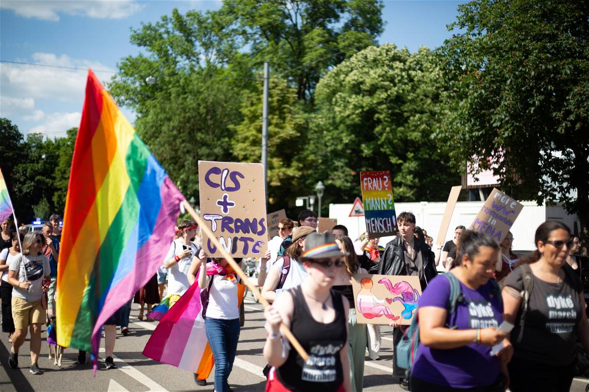 IMAGO / aal.photo / Alexander Pohl | Protest for queer visibility for women, non-binaries and trans-people and against sexism. June, 2022.