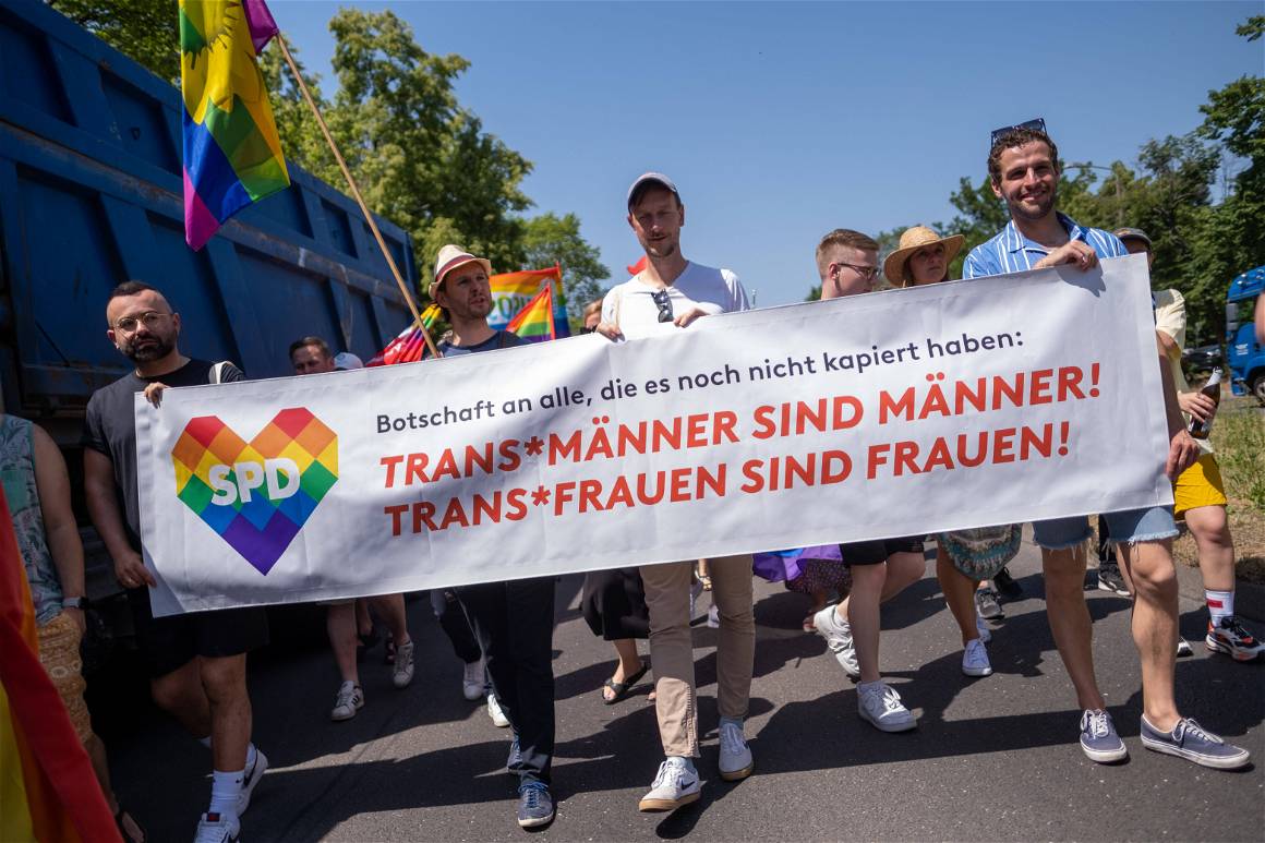 IMAGO / snapshot | Under the motto Bunt the third Marzahn Pride with many Russian speaking activists and LGBQTI people took place in the Berlin district of Marzahn.