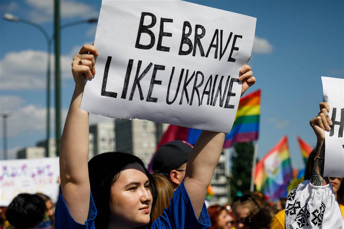 IMAGO / ZUMA Wire / Volha Shukaila | June 25, 2022, Warsaw, Poland: A woman holds a placard saying Be brave like Ukraine during the Warsaw Equality Parade.
