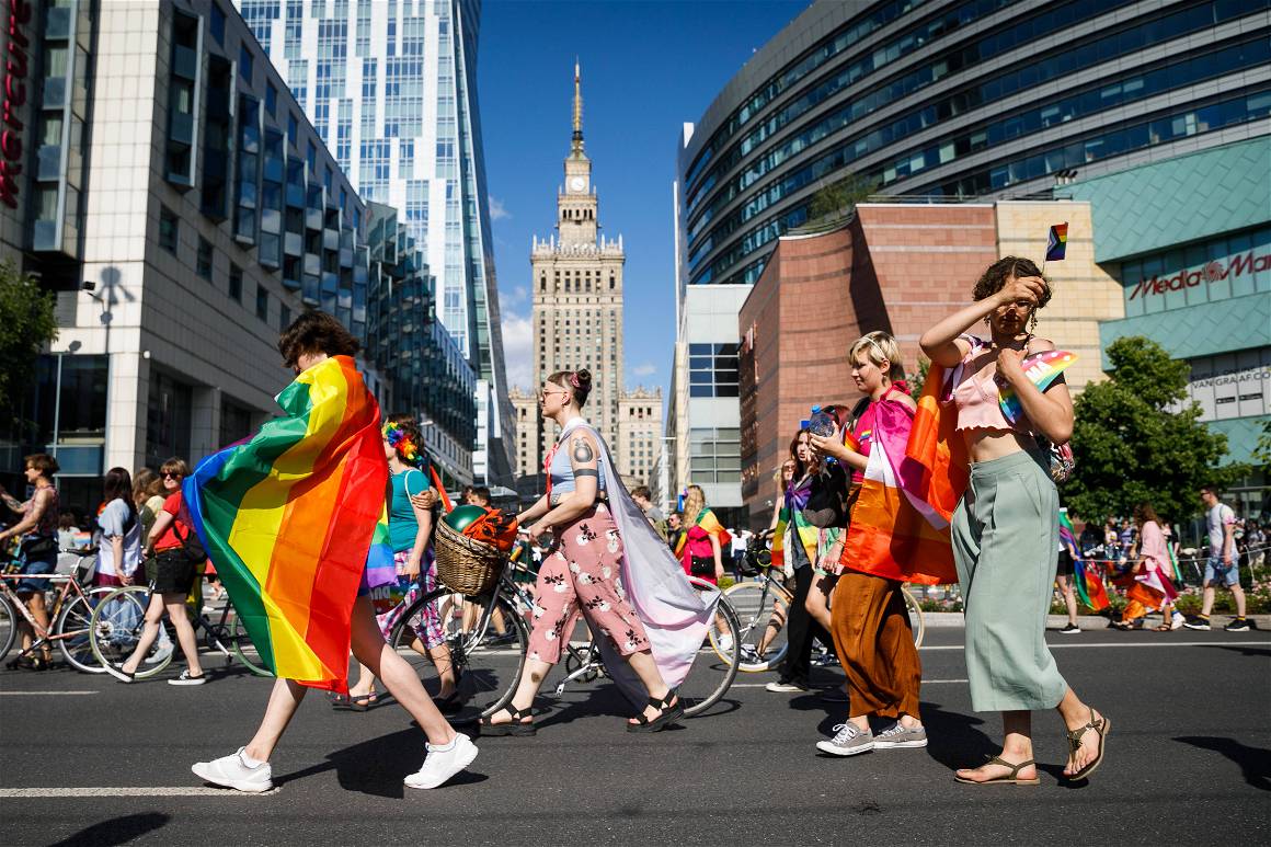 IMAGO / ZUMA Wire / Volha Shukaila | June 25, 2022, Warsaw, Poland: People with rainbow flags walk on the street during the Warsaw Equality Parade.