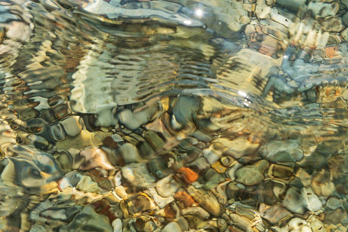 IMAGO / Pond5 Images | Crystal-clear water revealing vibrant, colourful pebbles on the sea floor. August 27, 2019.