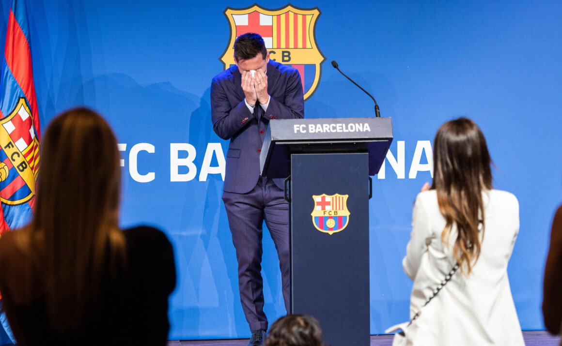 Messi cries in the FC Barcelona press conference