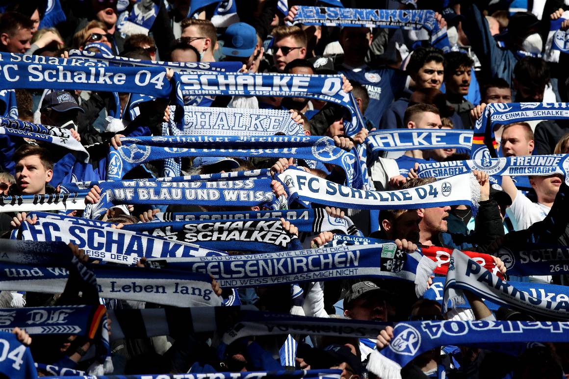 IMAGO / Pakusch. FC Schalke 04 fans at the match this weekend.
