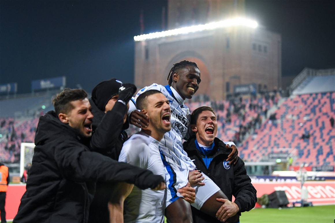 IMAGO / ZUMA Press / Alessio Marini. 20 March, 2022. Bologna, Italy. Moustapha Cisse celebrate the victory with the fans during Bologna FC vs Atalanta BC.