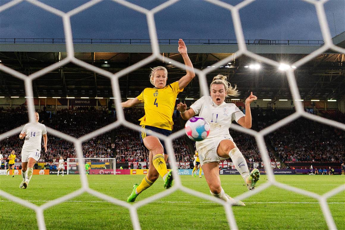 IMAGO / Bildbyran | UEFA Women's EURO 2022, Hanna Glas of Sweden and Lauren Hemp of England during the Semi Final that saw England win.