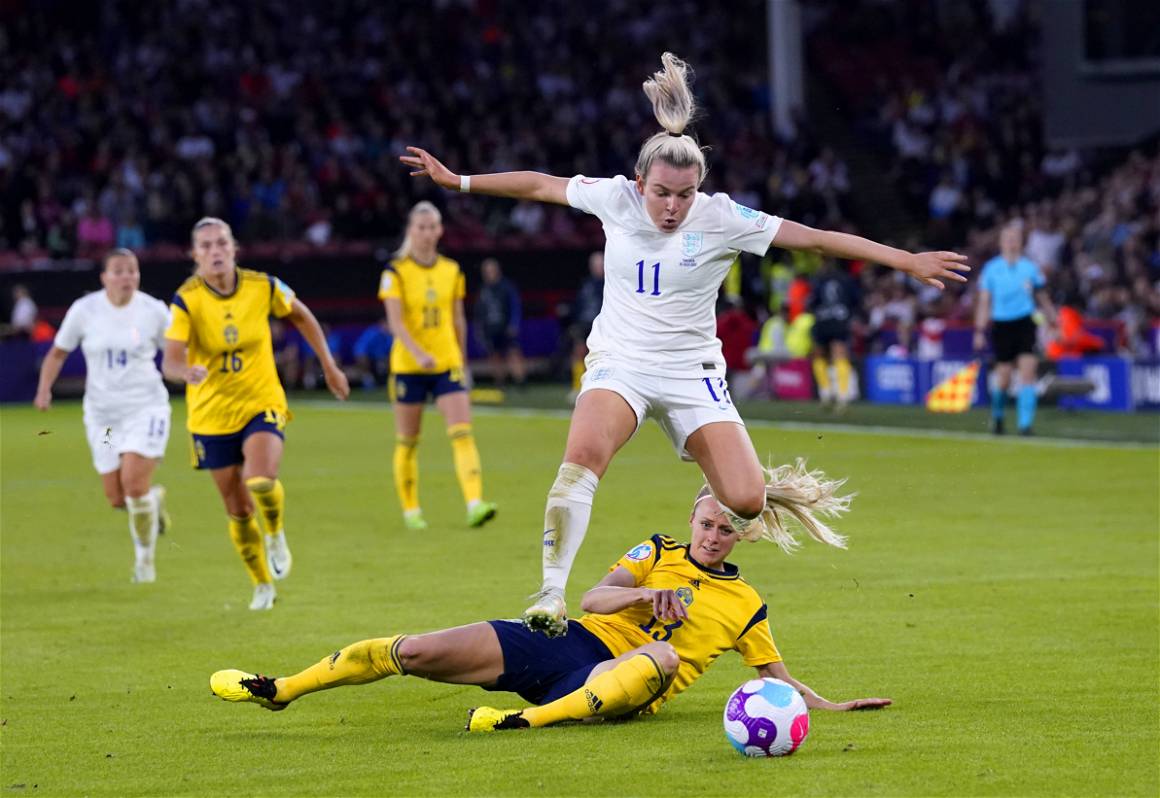 IMAGO / PA Images / Danny Lawson | UEFA Women's EURO 2022, Lauren Hemp and Sweden's Amanda Ilestedt battle for the ball during the Semi Final.