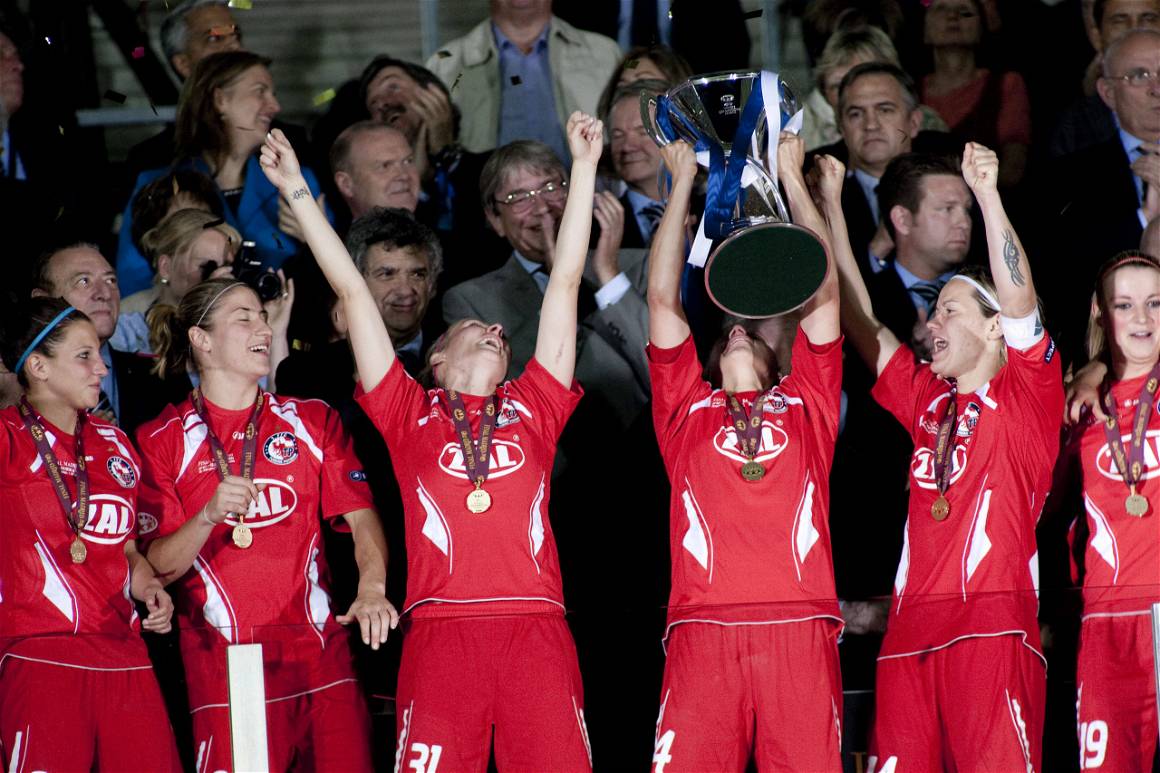 Turbine Potsdam lift the first ever UWCL trophy.