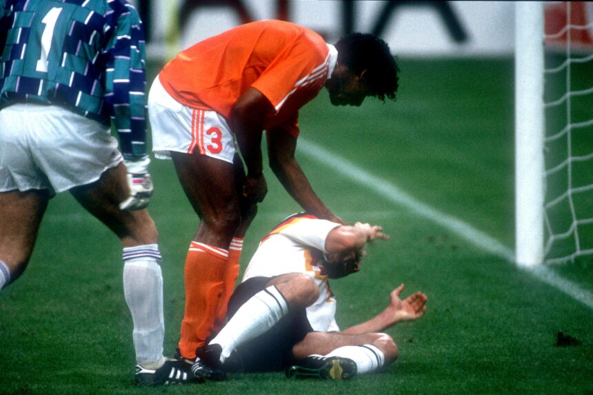 Juan Carlos Loustau zeigt Rudi Völler 